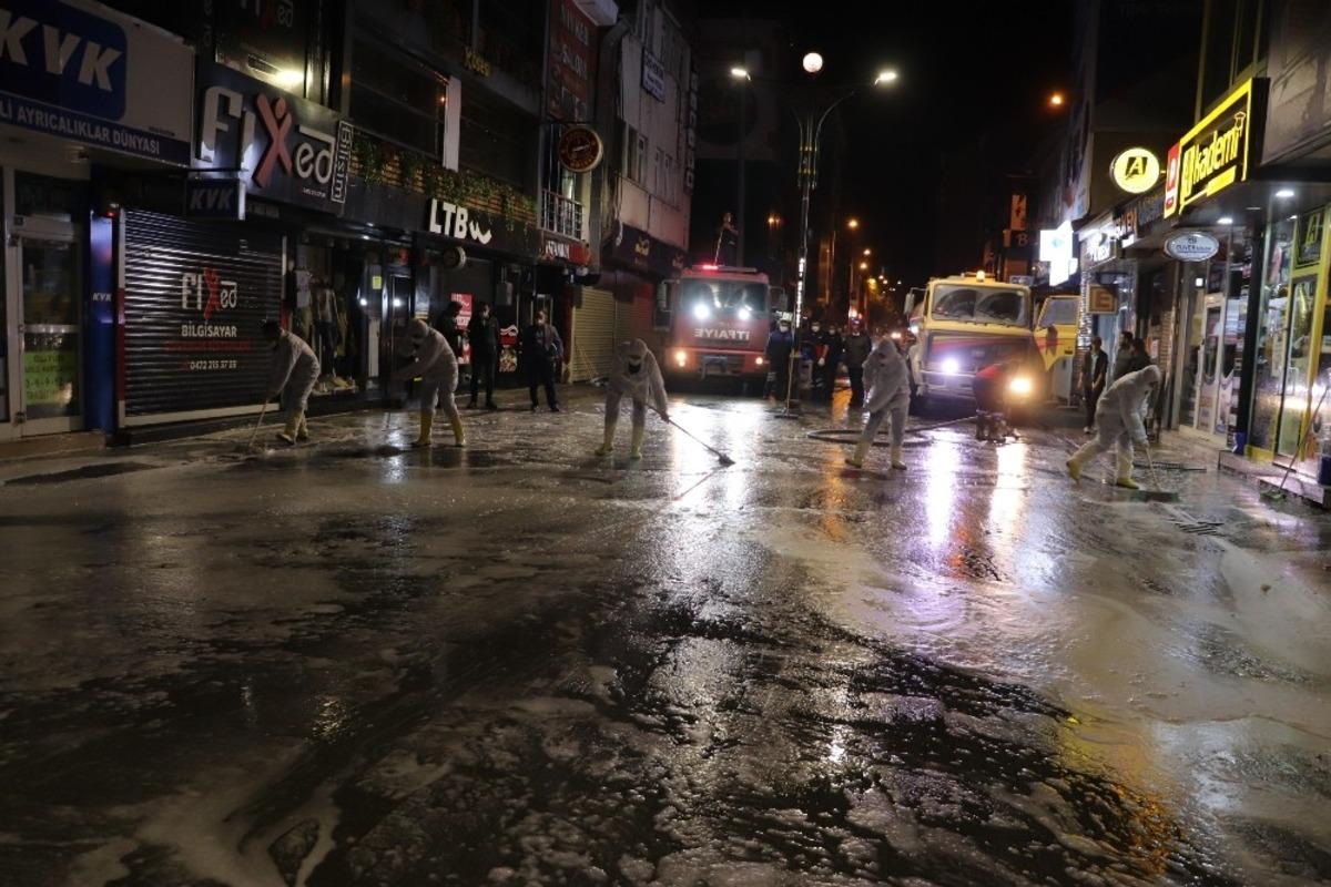 Ağrı&rsquo;da bayram &ouml;ncesi cadde ve sokaklar yıkanmaya devam ediyor