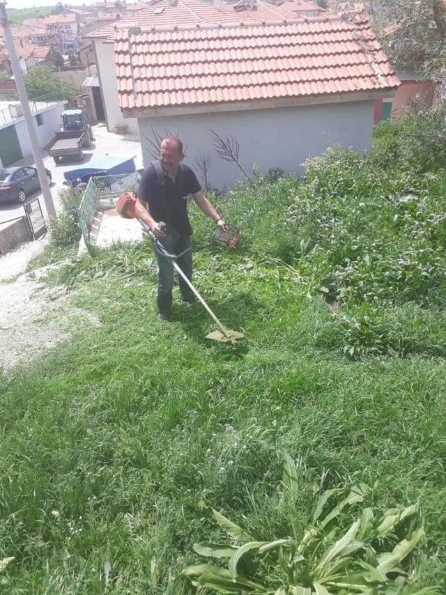 Dumlupınar’da mezarlık temizliği çalışmaları