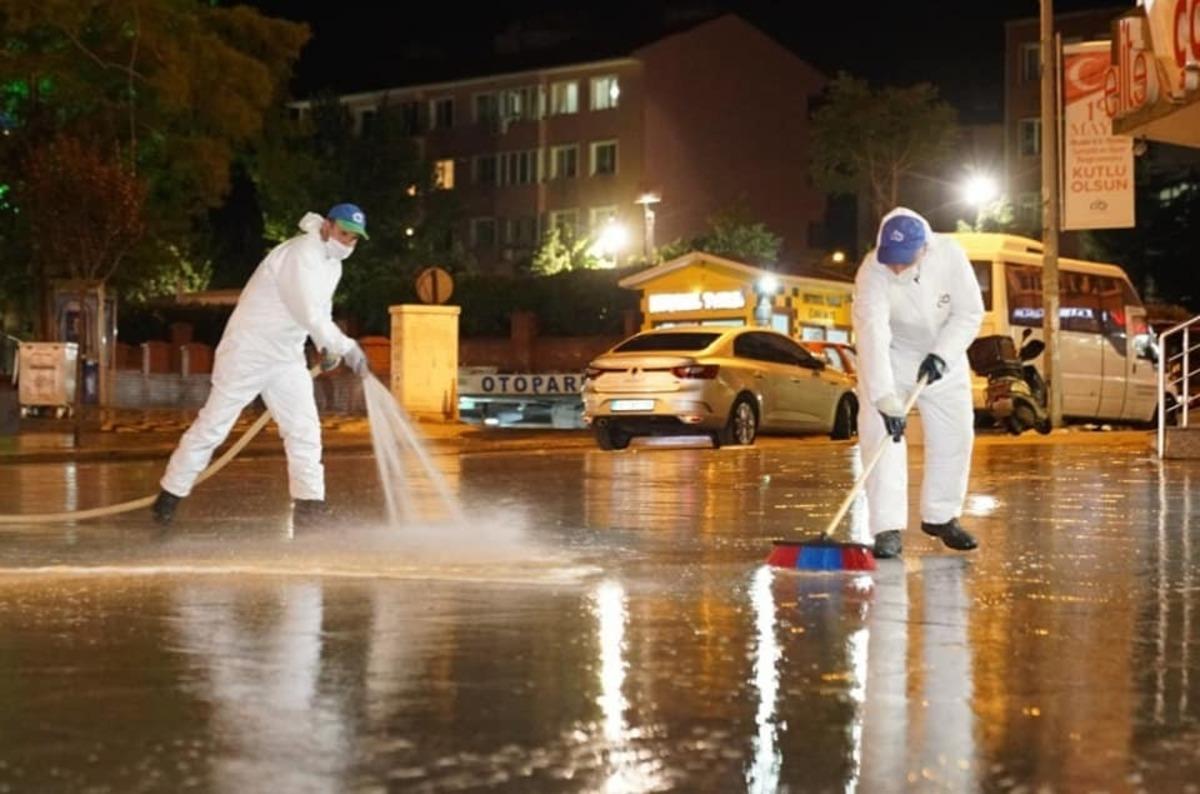 &Ccedil;orlu&rsquo;da cadde ve kaldırımlar k&ouml;p&uuml;kl&uuml; suyla yıkandı