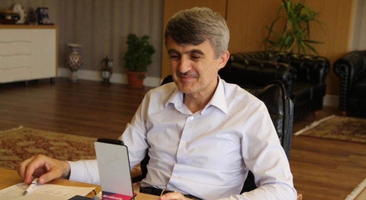 Rekt&ouml;r Uysal, canlı yayında &ouml;ğrencilerden gelen soruları yanıtladı