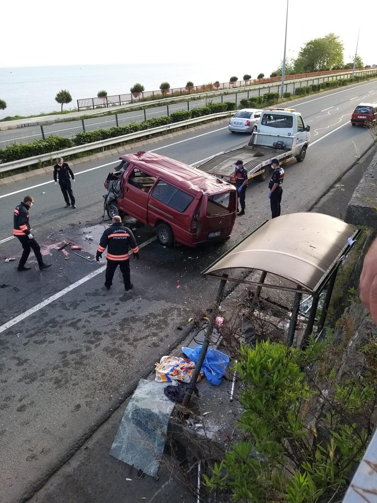 Minib&uuml;s durağa &ccedil;arpıp devrildi: 1 &ouml;l&uuml;, 2 yaralı
