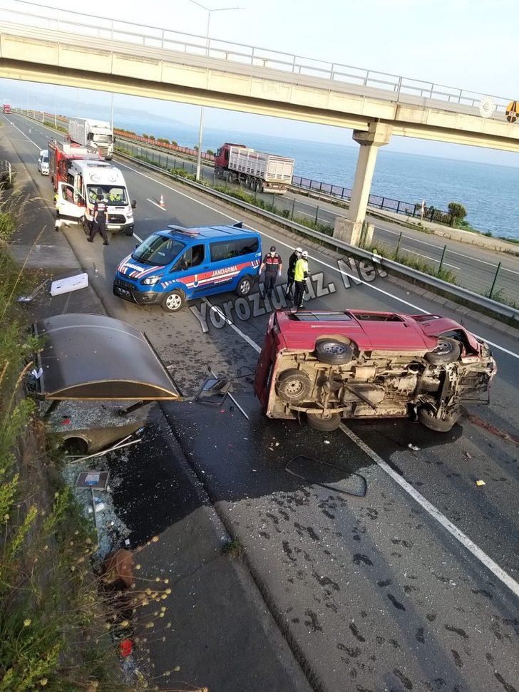 Minibüs durağa çarpıp devrildi: 1 ölü, 2 yaralı G2