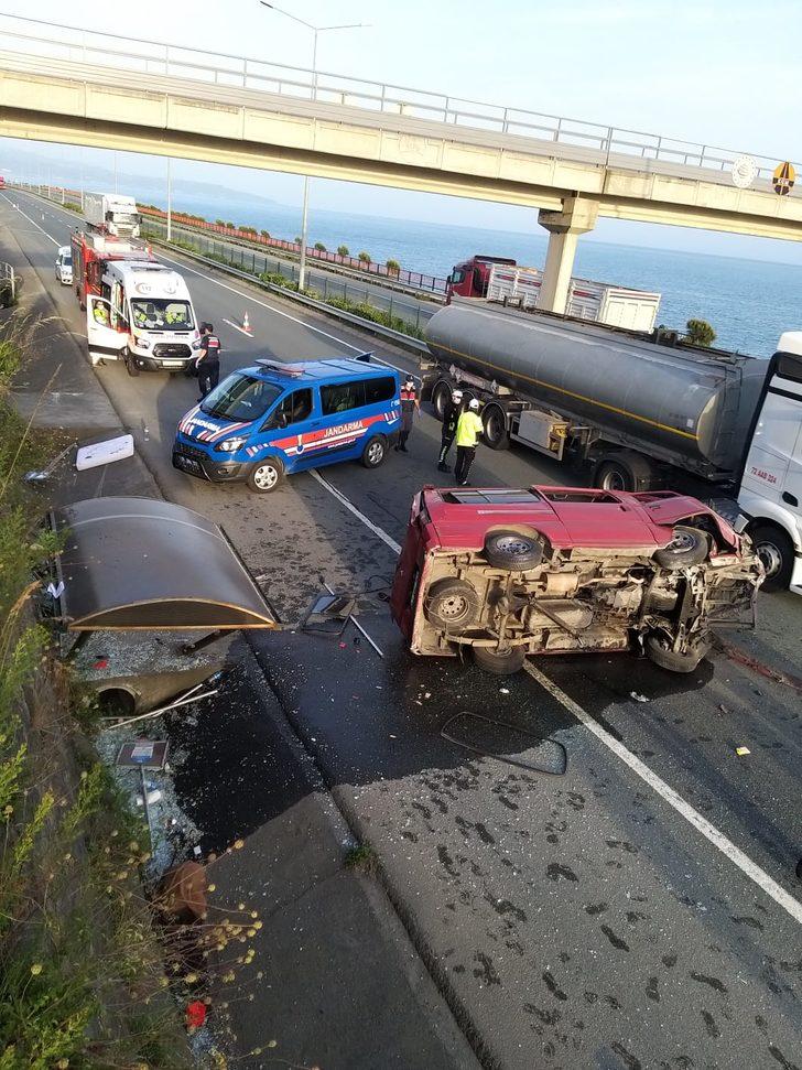 Minibüs durağa çarpıp devrildi: 1 ölü, 2 yaralı G3