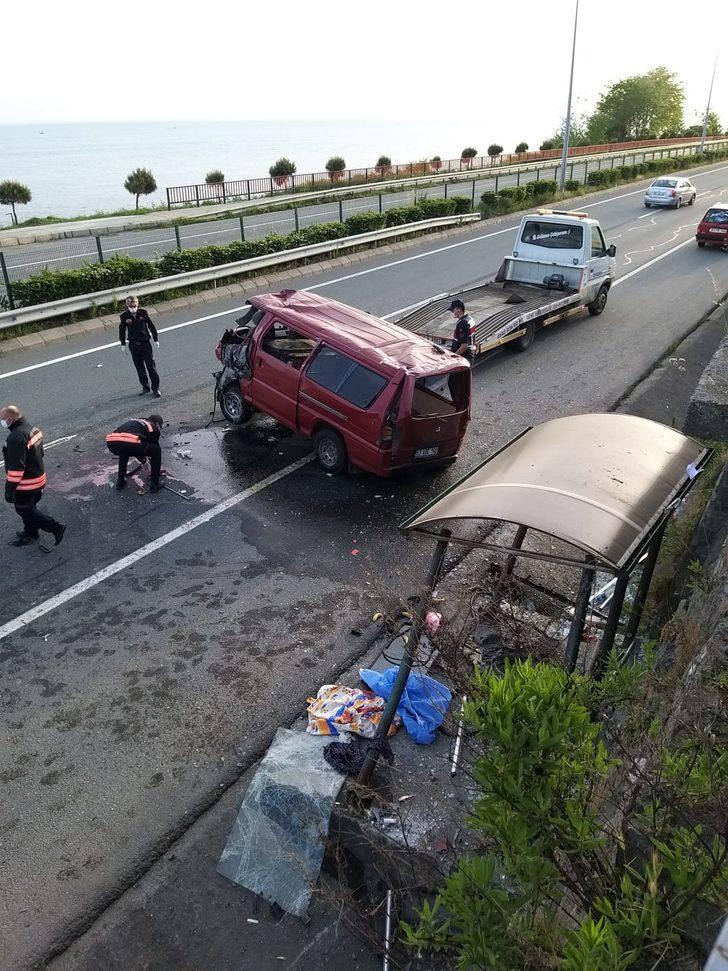 Minibüs durağa çarpıp devrildi: 1 ölü, 2 yaralı G4