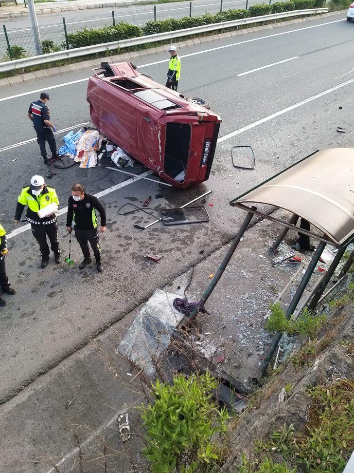 Minibüs durağa çarpıp devrildi: 1 ölü, 2 yaralı G5