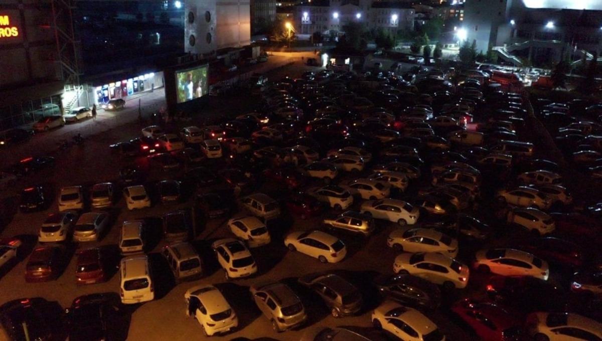 İzmit&rsquo;te vatandaşlar a&ccedil;ık havada sinema filmi izledi