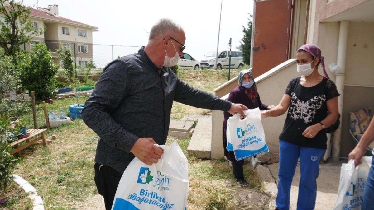 İzmit Belediyesi vatandaşlara &uuml;cretsiz maske ve sağlık kiti ulaştırıyor