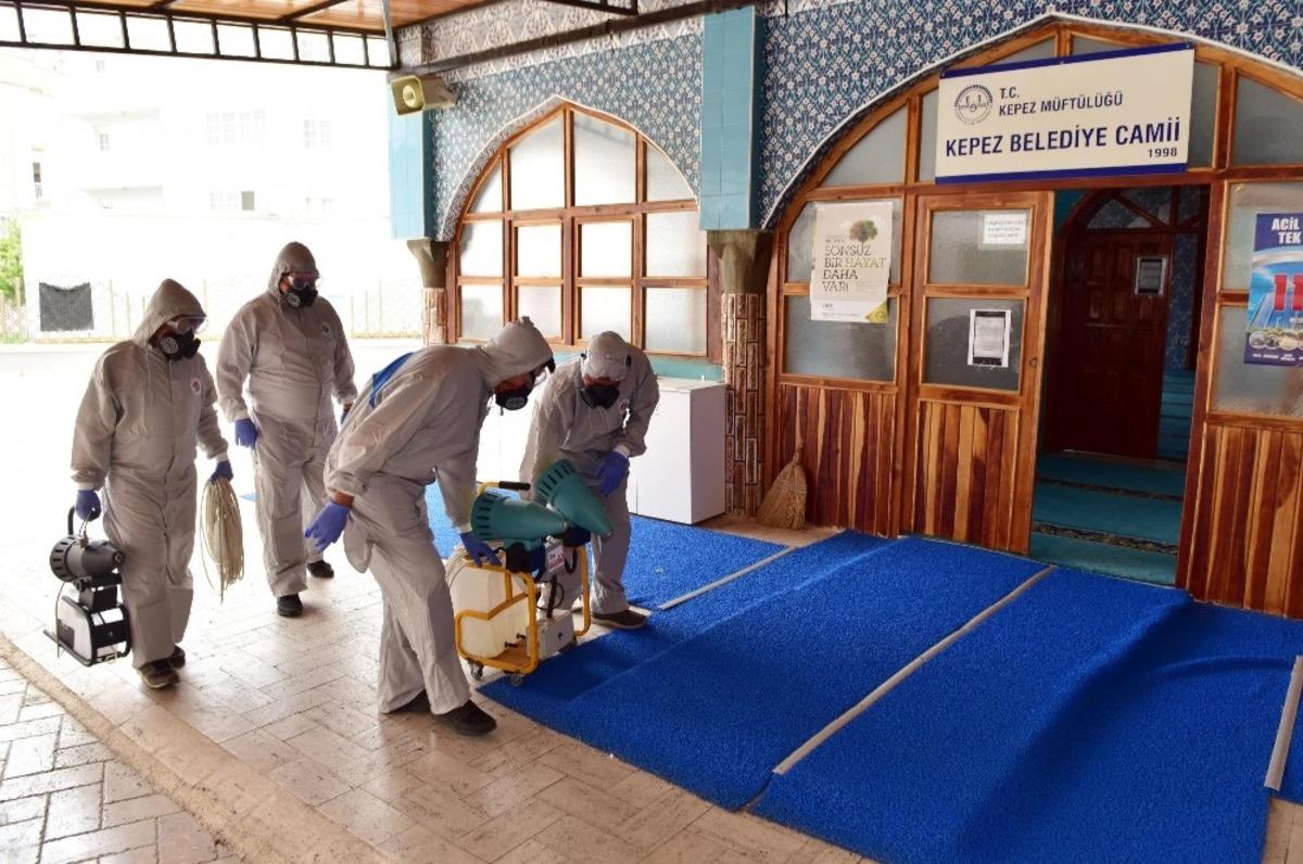 Kepez camilerini dezenfekte ediyor