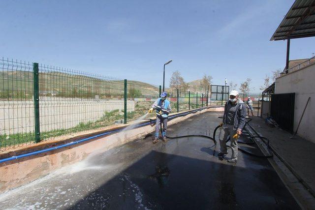 Bayburt’ta bayram öncesi cadde ve sokaklar yıkanmaya devam ediyor