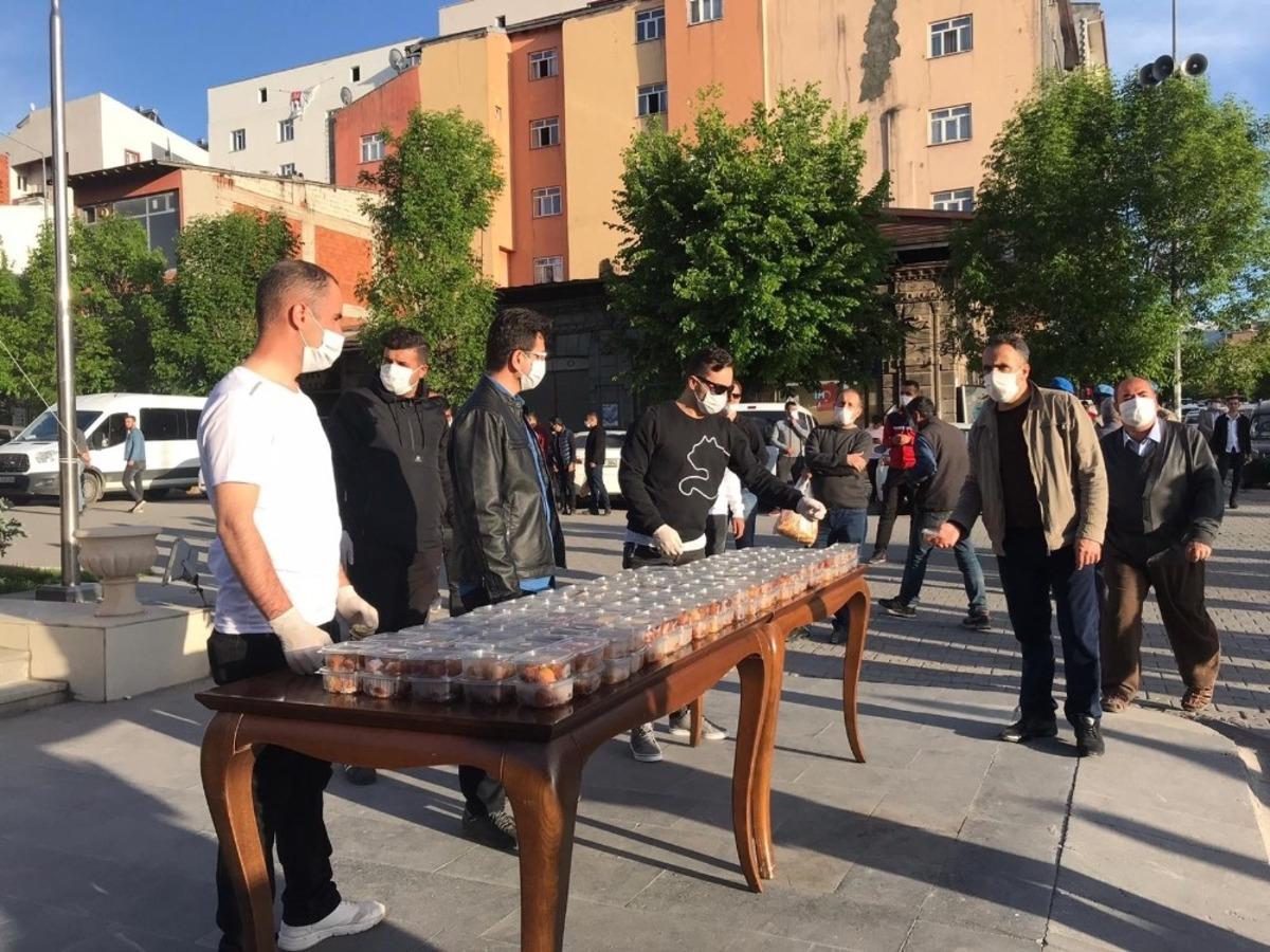 Kağızman&rsquo;da Şehit Y&uuml;zbaşı Ferhat &Ccedil;ift&ccedil;i anısına lokma dağıtıldı