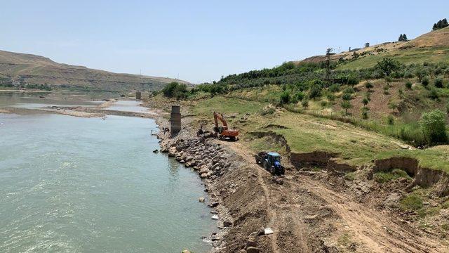 Cizre Belediyesi Dicle Nehrinde taş tahkimatı çalışması başlattı