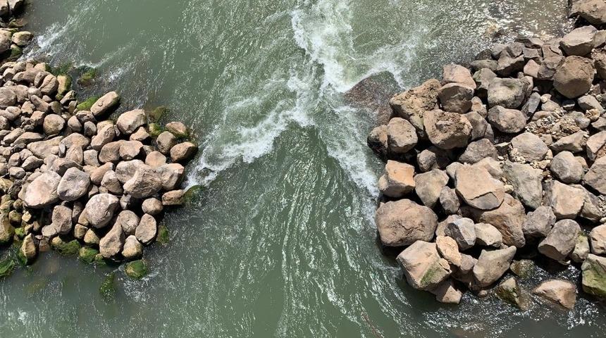 Cizre Belediyesi Dicle Nehrinde taş tahkimatı çalışması başlattı