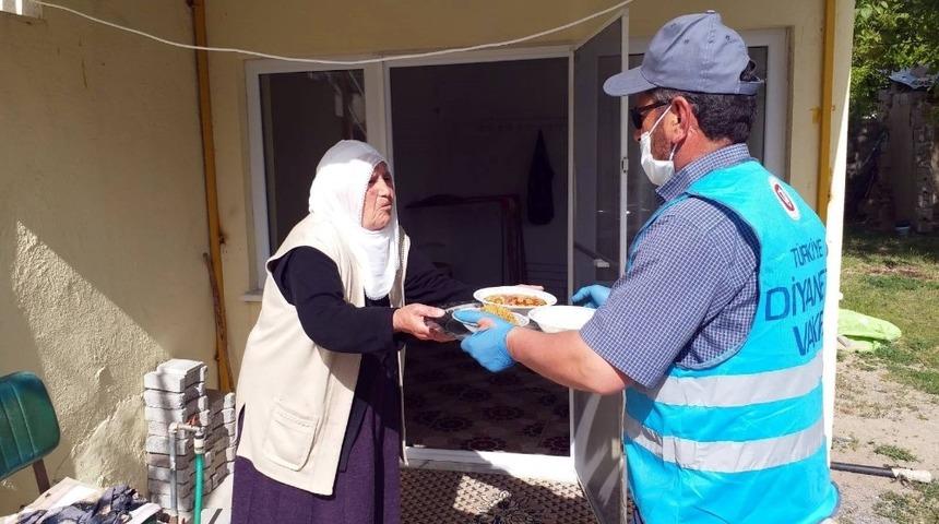 Din g&ouml;revlisi belde de yaşayan yaşlılara iftar yemeği dağıtıyor