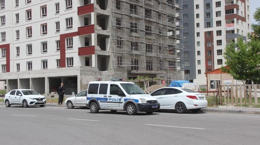 Çalıştığı inşaatın merdiven boşluğuna düşen işçi ağır yaralandı