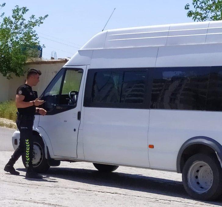 Silvan’da toplu taşıma araçlarında sosyal mesafe denetimi G3