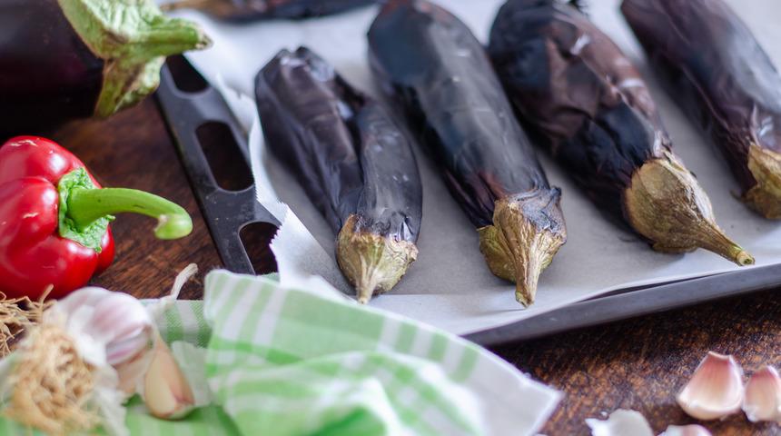 Köz biberli ve beyaz peynirli patlıcan kumpiri tarifi