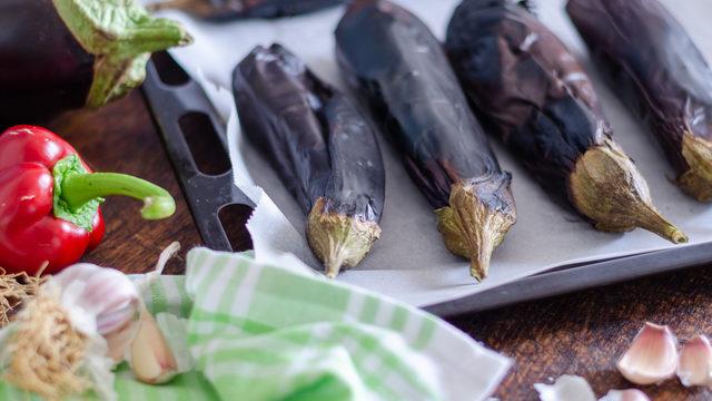 Köz biberli ve beyaz peynirli patlıcan kumpiri tarifi