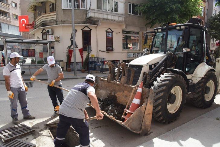 Olası su baskınları için şehrin tüm mazgalları temizleniyor G4