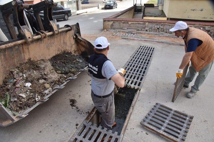 Olası su baskınları için şehrin tüm mazgalları temizleniyor G5