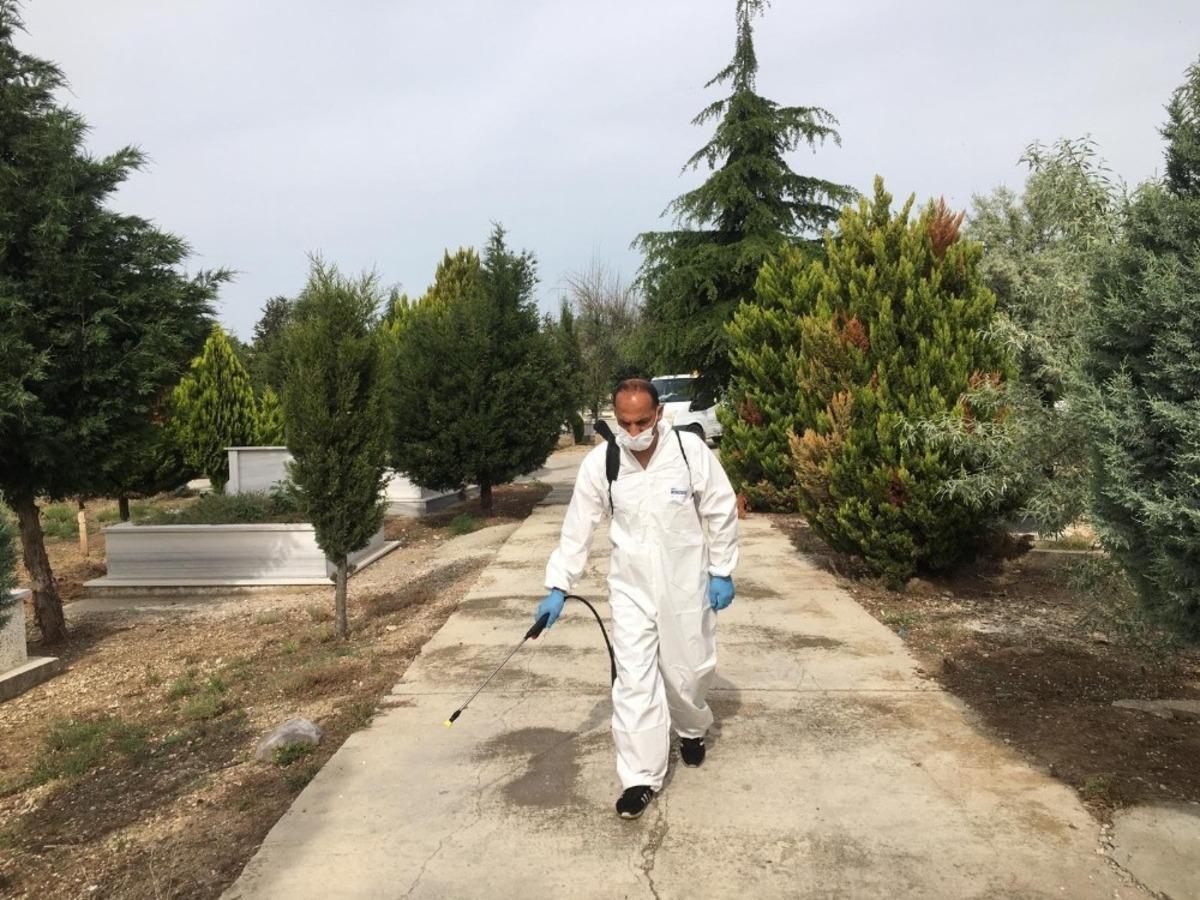 Mezarlıklarda koronavir&uuml;s &ouml;nlemi alındı