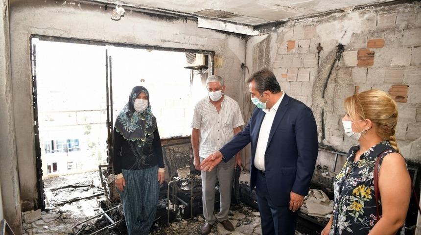 Başkan &Ccedil;etin evi yanan aileye sahip &ccedil;ıktı