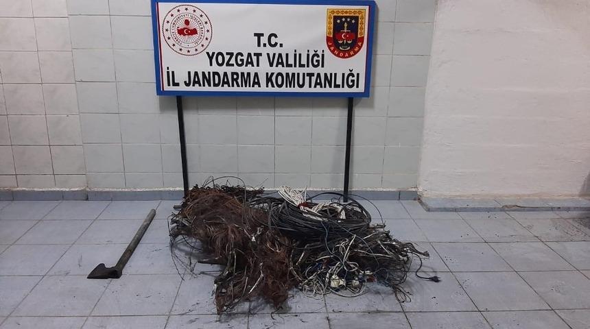 Kablo hırsızları jandarma ekiplerince yakalandı