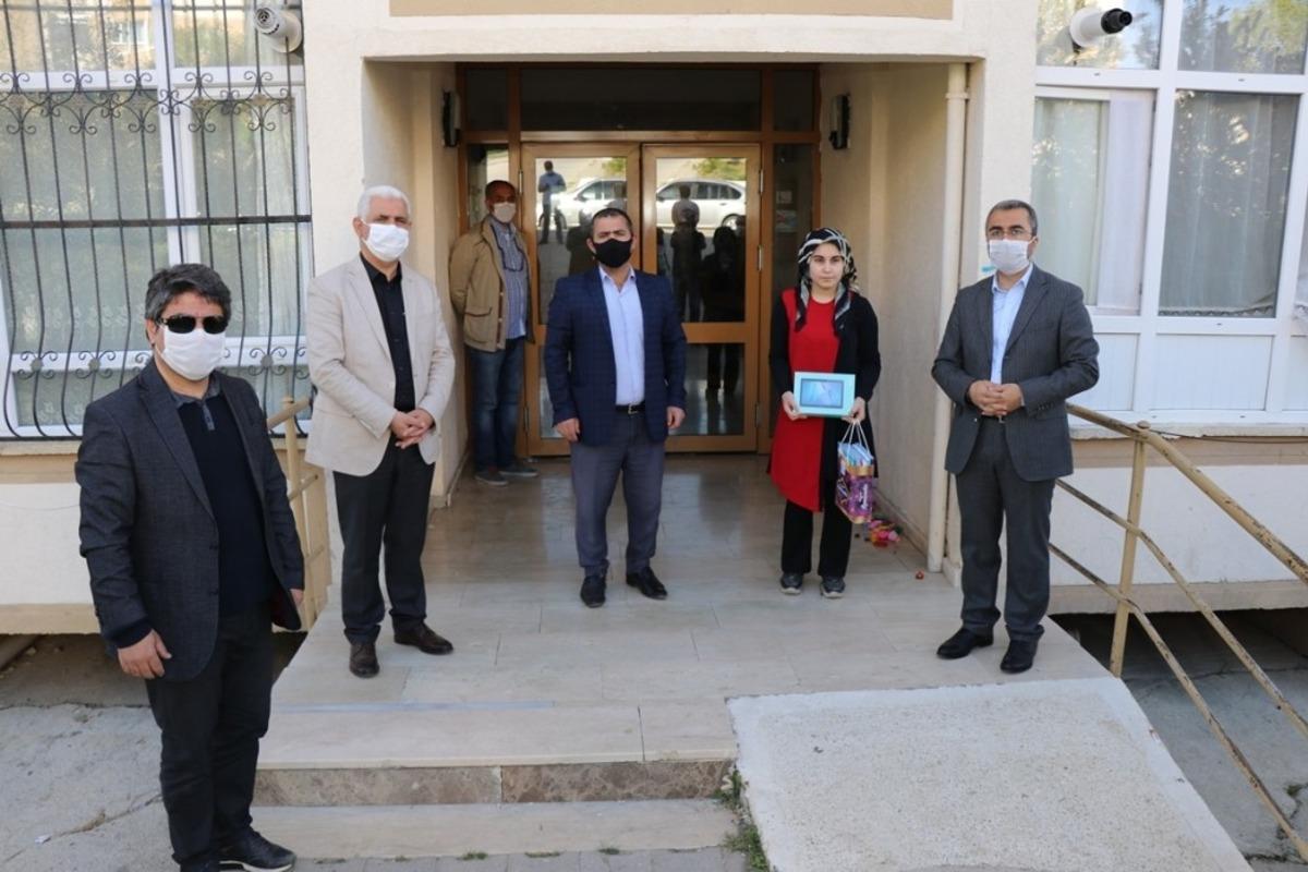 Edremit Belediyesinden &uuml;niversite adaylarına tablet desteği