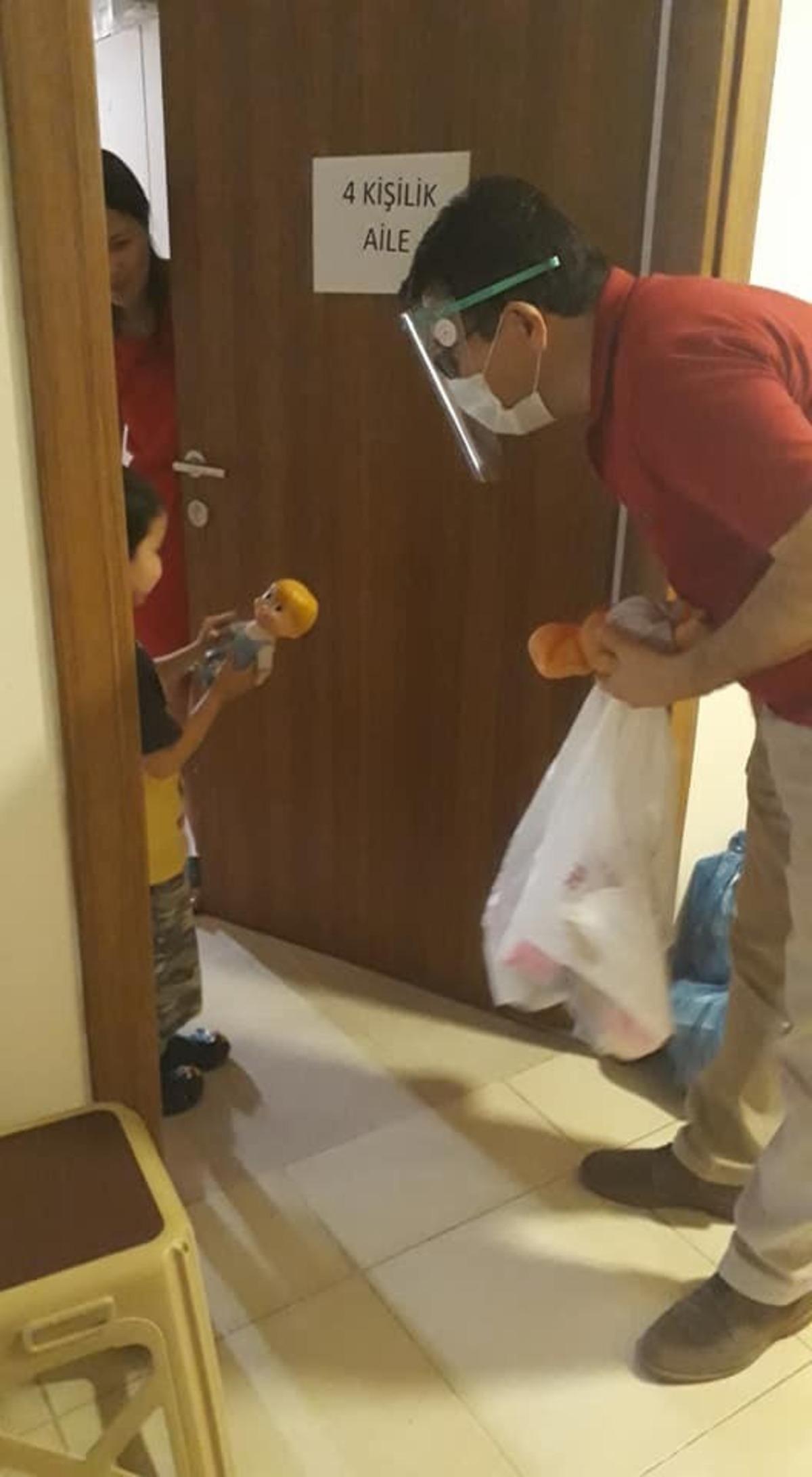 Bolu&rsquo;da, karantinada kalan &ccedil;ocuklara, balon ve oyuncak s&uuml;rprizi