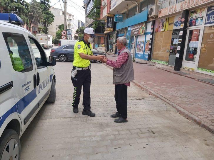 Burhaniye’de polis maske dağıttı G1