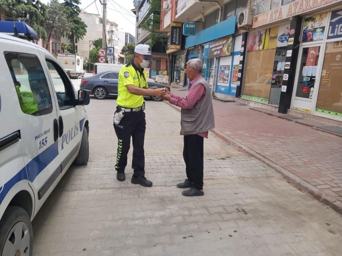 Burhaniye&rsquo;de polis maske dağıttı