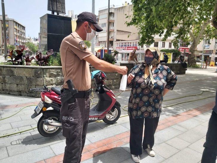Burhaniye’de polis maske dağıttı G2