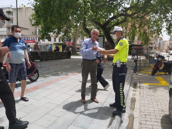Burhaniye’de polis maske dağıttı G3