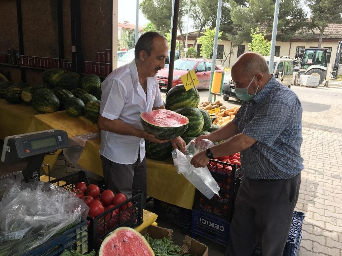 Kilosu 4 lira olan karpuzu tezgahta yarım ve &ccedil;eyrek olarak satıyor
