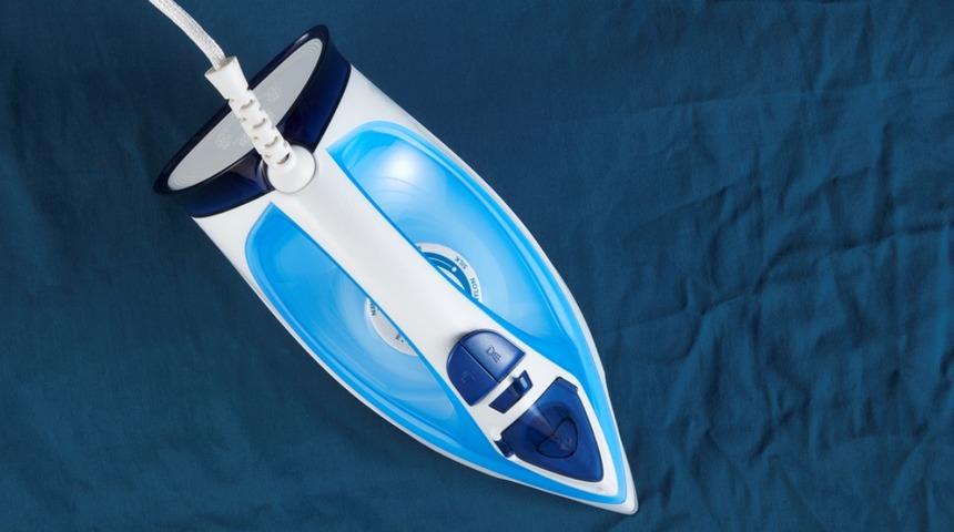 Evde yapacağınız bu sprey ile inat&ccedil;ı kırışıklıklar anında a&ccedil;ılacak! &Uuml;t&uuml;y&uuml; kolaylaştırmak i&ccedil;in...