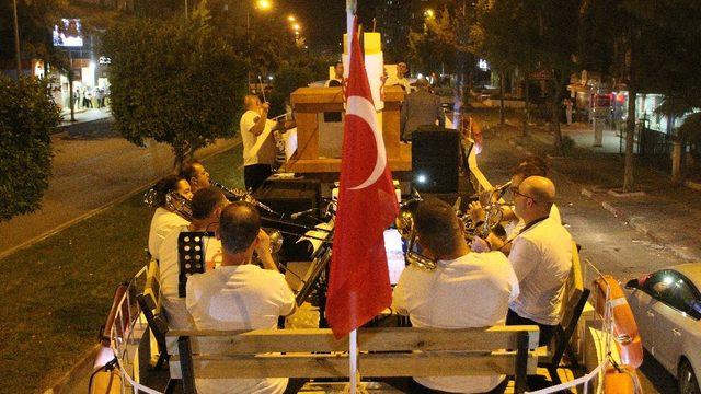 Antalya sokaklarında Temsili Bandırma Vapuru