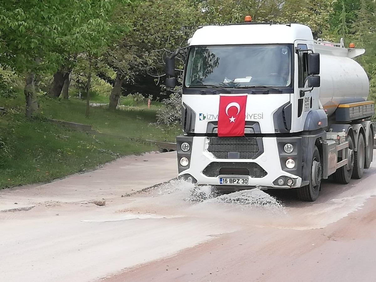 İzmit Belediyesi&rsquo;nden bayram &ouml;ncesi dezenfekte seferberliği