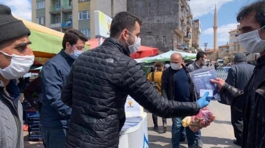 AK Parti Erzincan Gen&ccedil;lik Kolları maske dağıttı