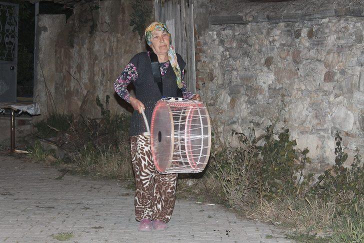 Bu mahalleyi sahura 5 çocuk annesi kaldırıyor G2