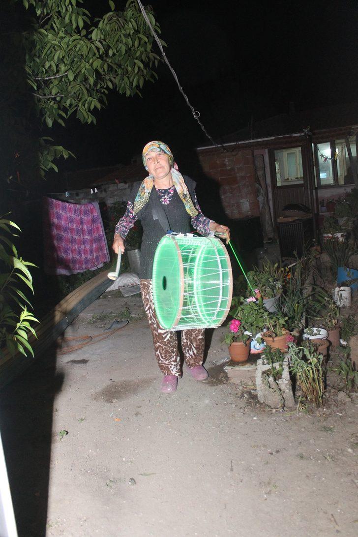 Bu mahalleyi sahura 5 çocuk annesi kaldırıyor G5