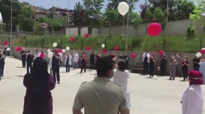 Son koronavir&uuml;s hastaları da taburcu edildi! Bayram gibi kutladılar