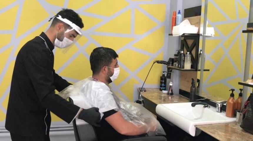 Bayram &ouml;ncesi berberlerde yoğunluk yaşanıyor