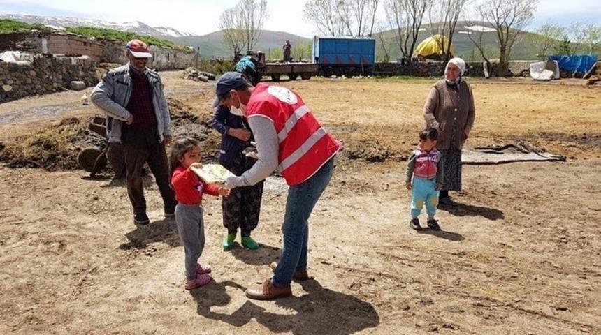 &Ccedil;ıldır Kızılay bayram &ouml;ncesi &ccedil;ocukları sevindirdi