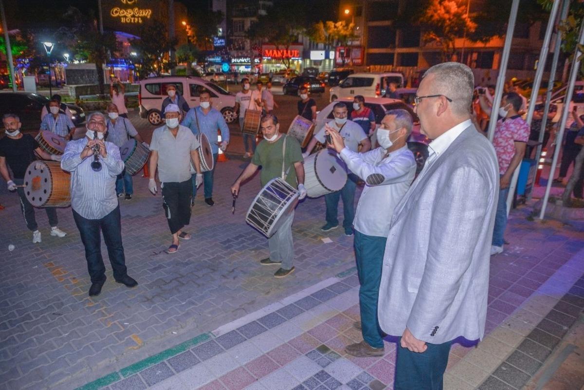 Karacabey&rsquo;de Ramazan davulcuları, alınan &ouml;nlemlerle gelenekleri yaşattı