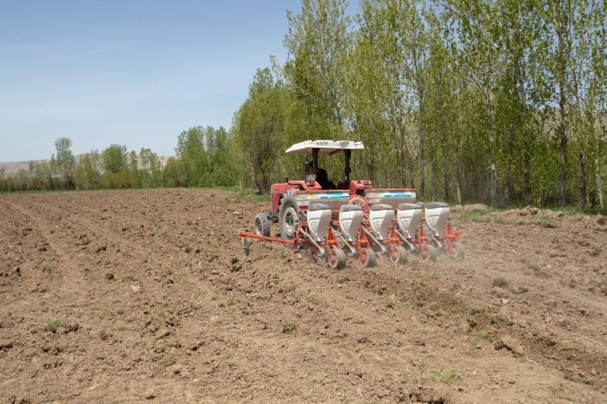 İpekyolu Belediyesinin tarımsal desteği &ccedil;ift&ccedil;inin y&uuml;z&uuml;n&uuml; g&uuml;ld&uuml;r&uuml;yor