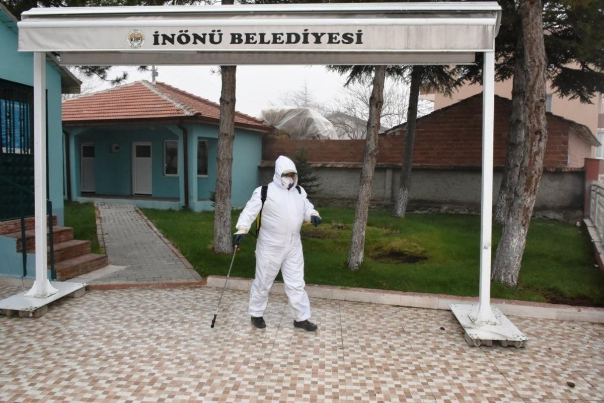 İn&ouml;n&uuml;&rsquo;de dezenfekte ve ila&ccedil;lama &ccedil;alışmaları aralıksız devam ediyor