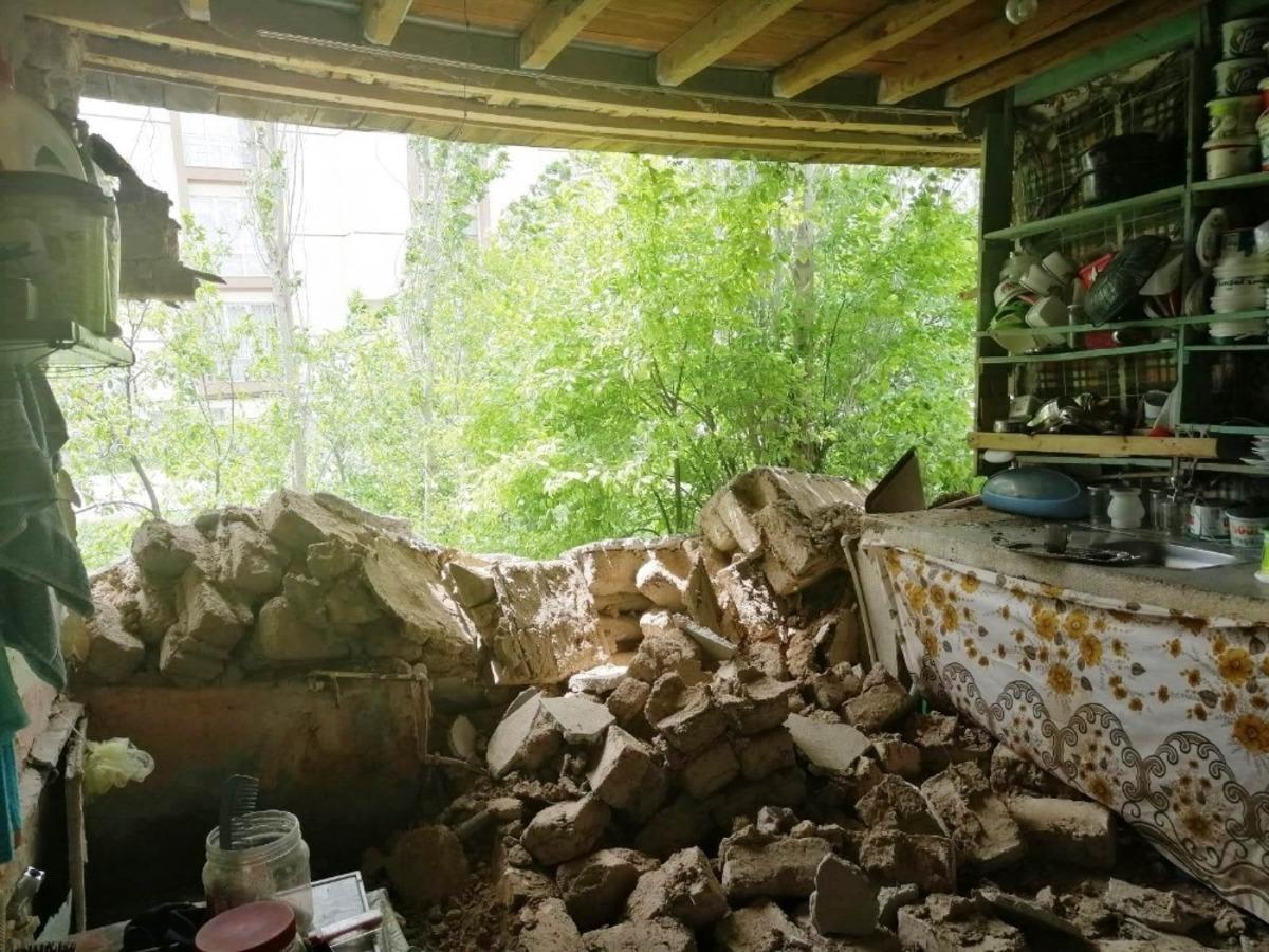 Yabancı uyruklu ailenin kaldığı evin duvarı yıkıldı