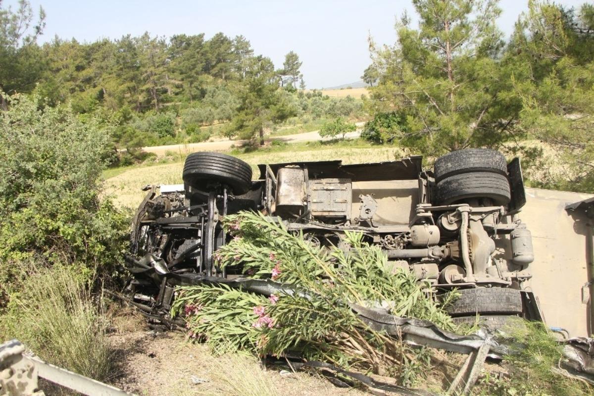 Antalya&rsquo;da tır şarampole devrildi: 1 yaralı