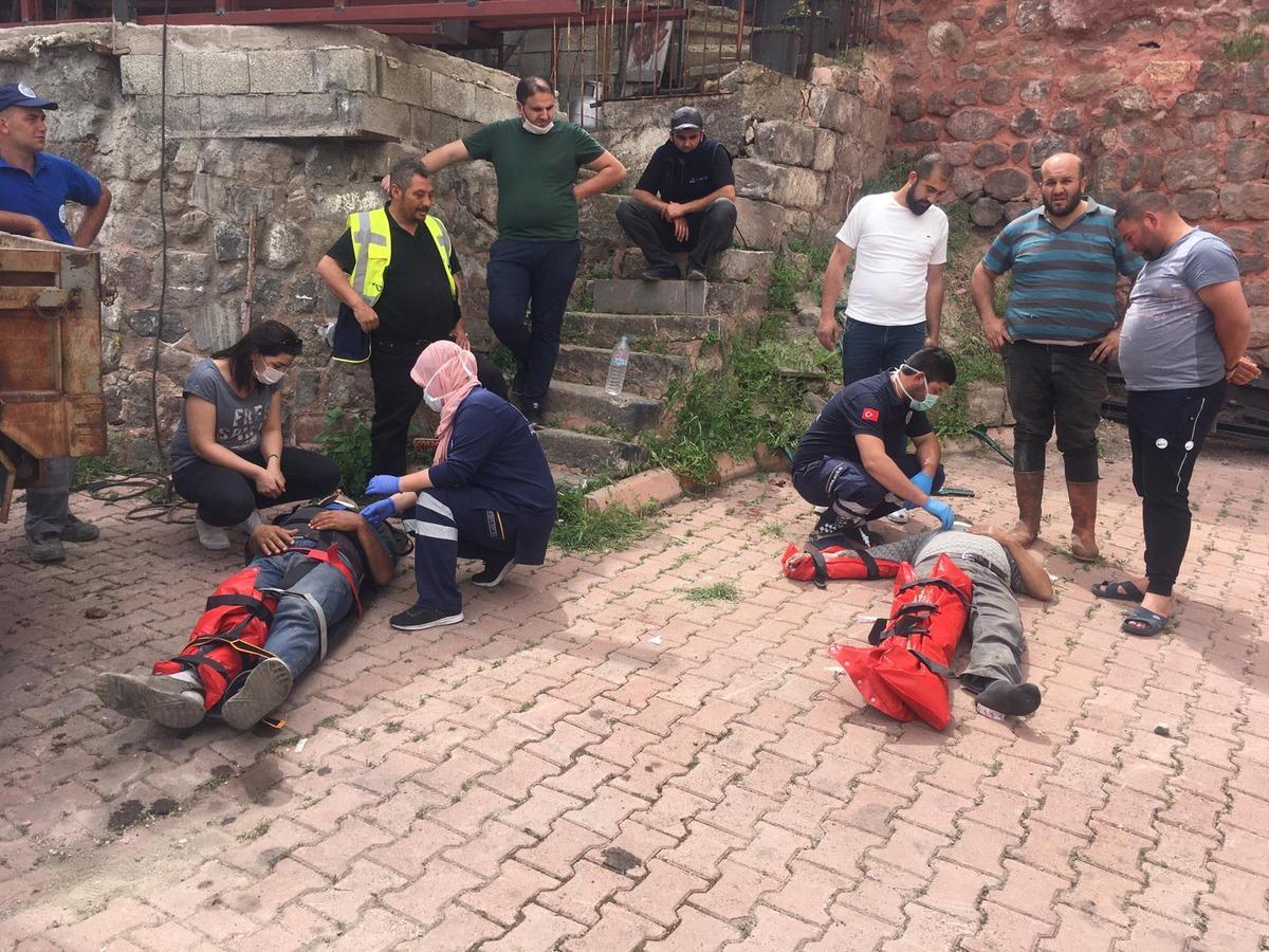 Freni boşalan kamyon, ortalığı savaş alanına &ccedil;evirdi