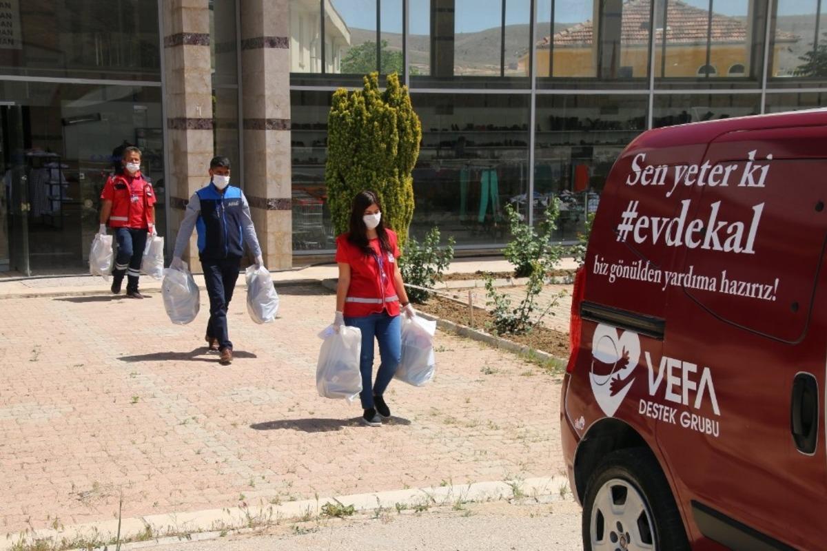 Elazığ&rsquo;da Vefalı eller, bin 783 &ccedil;ocuğa bayramlık ulaştırdı