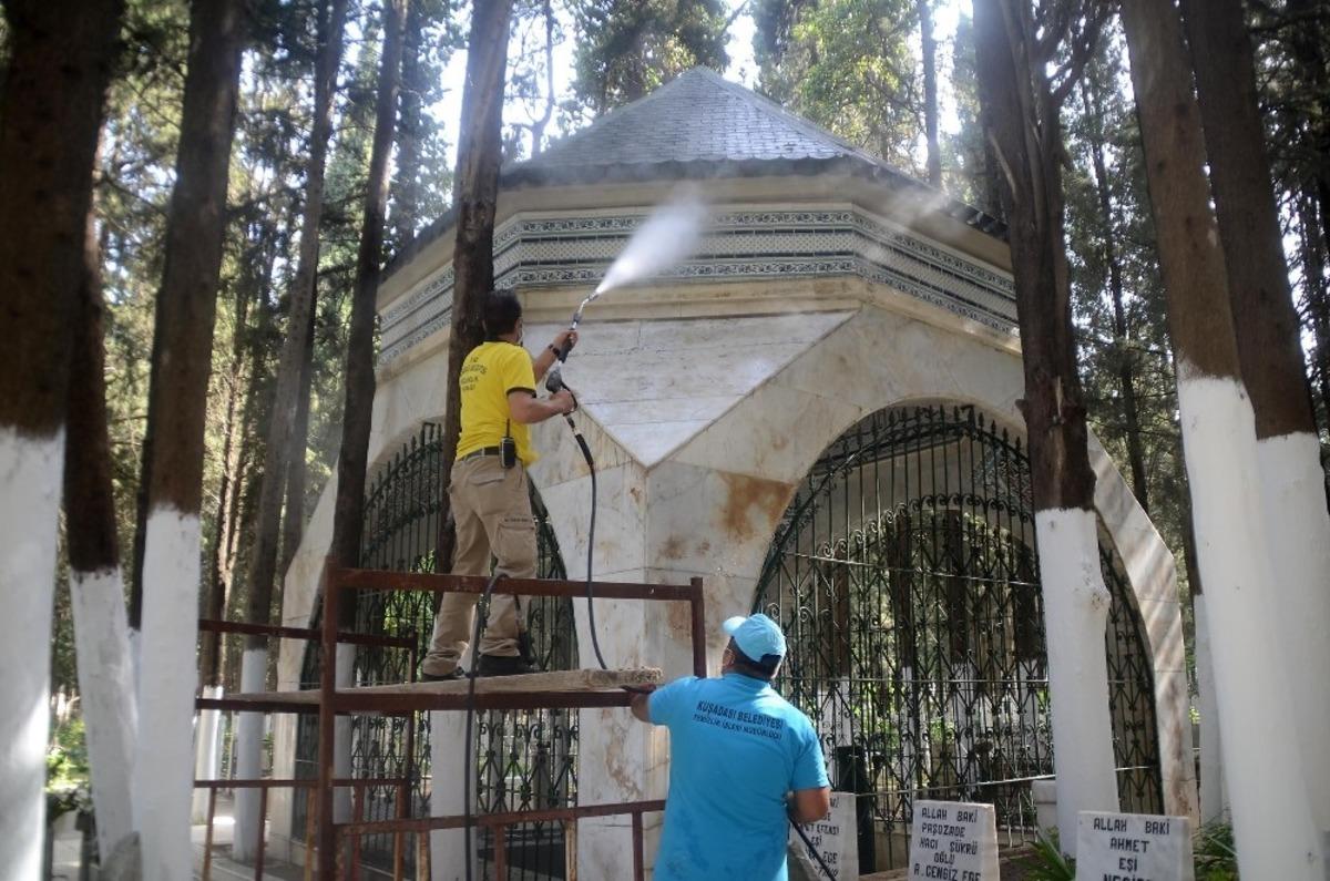 Kuşadası&rsquo;nda mezarlıklarda bayram hazırlığı tamamlandı